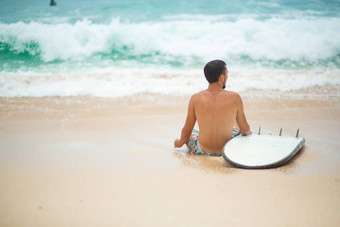 的家伙休息桑迪热带海滩骑冲浪健康的活跃的生活方式夏天职业