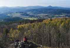 年轻的女人徒步旅行者选取皮图特卢齐克霍里全景霍赫瓦尔德森林的视野劳济茨人的山秋天彩色的落叶松柏科的树森林绿色山金小时光