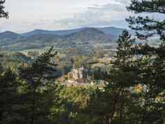 视图城堡望风注意村发布切恰赫梅迪瓦尔沙子石头城堡卢齐克霍里劳济茨人的山秋天彩色的树森林绿色山蓝色的天空白色云
