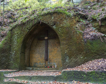 古老的教堂雕刻砂岩岩石虔诚dul专用的维珍玛丽卢尔德美丽的秋天森林村发布切恰赫捷克共和国
