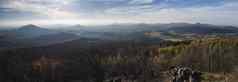 卢齐克霍里宽全景全景视图霍赫瓦尔德森林有吸引力的中诚信劳济茨人的山秋天彩色的落叶松柏科的树森林绿色山金小时光
