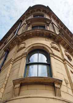的角度来看视图世纪高石头新古典主义建筑华丽的弯曲的窗户德国业务区布拉德福德西约克郡