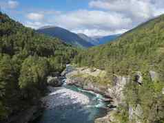 视图AzureRauma河峡谷romsdalen谷雪封顶山峰山岩石绿色森林蓝色的天空白色云背景挪威夏天景观风景