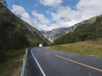 白色露营者的车绕组路山山丘trolltindene巨魔墙Trollveggen壮丽景色谷挪威蓝色的天空白色云夏天路<strong>旅行旅行风景</strong>