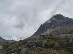 木山小屋小屋山丘trolltindene巨魔墙Trollveggen壮丽景色谷挪威多云的白色天空云夏天路旅行旅行风景