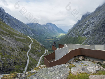 旅游人视图点平台trollstigen巨魔路径绿色谷山丘trolltindene壮丽景色谷挪威多云的白色天空云