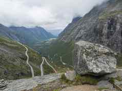 视图的观点平台trollstigen巨魔路径Trollstigveien著名的蜿蜒的山路通过绿色谷国家风景优美的路线盖郎厄尔峡湾trollstigen挪威