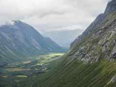 视图的观点平台绿色谷山丘trolltindene壮丽景色谷挪威多云的白色天空云