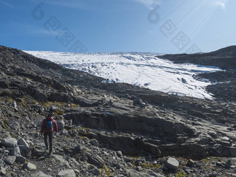 男人。徒步旅行者<strong>红</strong>色的夹克徒步旅行小道冰川斯莫斯塔<strong>布林</strong>约顿海门国家公园挪威阳光明媚的一天蓝色的天空背景