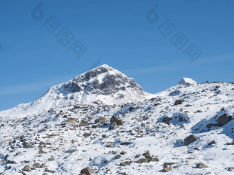 视图最高雪覆盖山山峰挪威斯堪的那维亚约顿海门国家公园阳光明媚的一<strong>天蓝色</strong>的<strong>天空背景</strong>