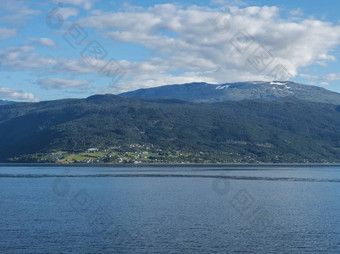 视图蓝色的水松达尔峡湾峡湾研究所小村海岸挪威自然旅行背景早期秋<strong>天</strong>蓝色的<strong>天</strong>空背景