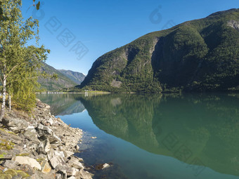 视图蓝色的水松达尔峡湾峡湾研究所挪威自然旅行背景早期秋天蓝色的天空背景