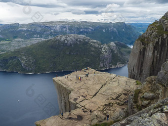 讲坛岩巨大的悬崖峡湾利瑟峡湾著名的挪威的观点集团游客徒步旅行者喜怒无常的秋天一天自然旅行背景假期徒步旅行假期概念