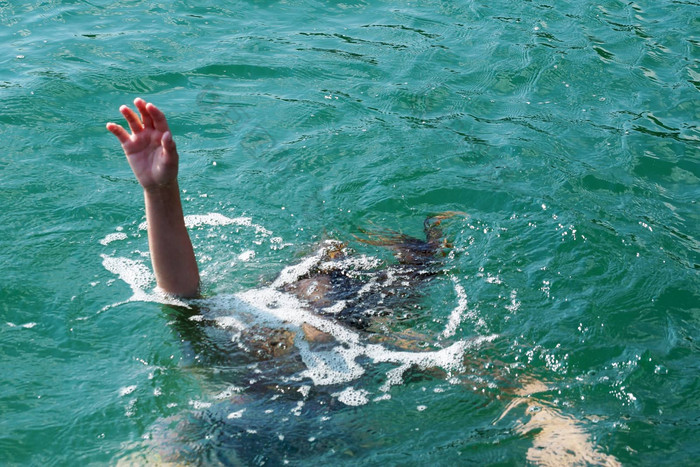 溺水女孩提高了手水