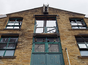 被遗弃的废弃的工业仓库建筑失踪屋顶破碎的窗户