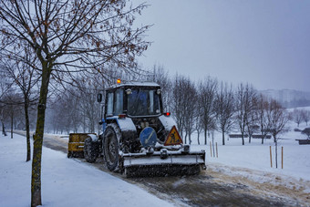 拖拉机清洗雪人行道上降雪