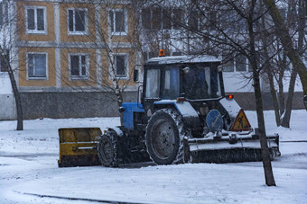雪拖拉机品牌白俄罗斯清洗人行道上sno