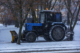 拖拉机巴洛里克清洗雪人行道上降雪