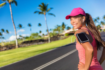 健身动机运行音乐女人跑步者快乐慢跑女孩听智能手机应用程序耳机亚洲运动员穿帽手镯聪明的电话持有人户外城市路