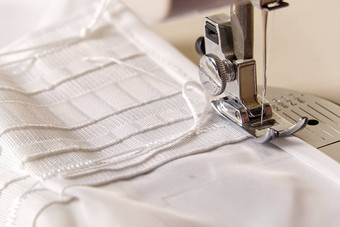 工人作品缝纫机裁缝缝纫白色窗帘关闭视图