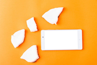 新鲜的椰子块片数字智能手机空白屏幕