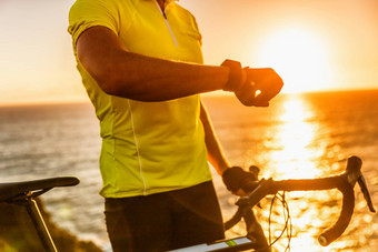 智能手表骑自行车骑自行车的人运动员聪明的看活动跟踪器全球定位系统(gps)骑自行车培训路自行车体育男人。看应用程序健身跟踪健康的生活方式