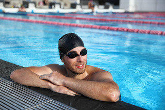 专业体育运动<strong>游泳</strong>运动员运动员肖像<strong>游泳</strong>池活跃的生活方式健康的适合男人。穿帽护目镜