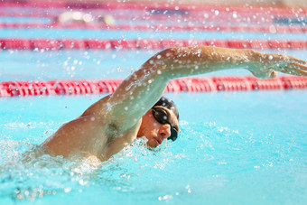 三项全能运动适合运动员培训游泳池车道户外体育场游泳运动员男人。游泳夏天体育健身人生活方式