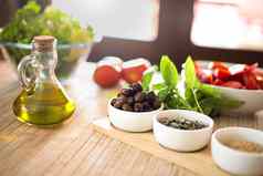 额外的维珍橄榄石油橄榄前景新鲜的蔬菜阳光背景地中海饮食概念健康的夏天食物概念