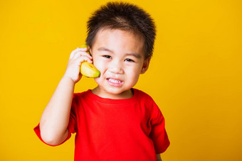 孩子孩子可爱的男孩有吸引力的微笑玩持有我