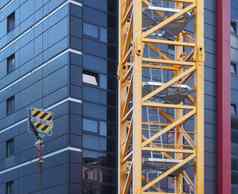 关闭塔黄色的建设起重机钢梯子提升钩链现代黑色的建筑建设