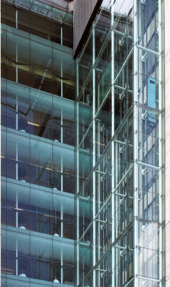 角落里视图电梯故事高现代玻璃企业建筑墙反映了窗户