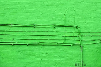 粗糙的砖<strong>墙画</strong>生动的明亮的绿色颜色电线电缆