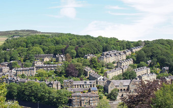 风景优美的空中视图小镇hebden桥西约克郡山坡上街道石头房子道路树蓝色的夏天天空