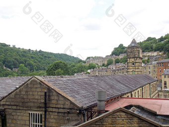 视图陡峭的山坡上街道hebden桥夏天树塔历史努特克劳机建筑前面