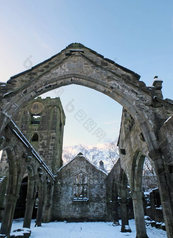 中世纪的毁了教堂heptonstall覆盖雪显示拱门列蓝色的冬天天空