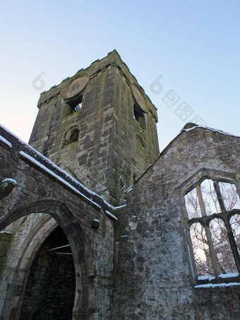 中世纪的毁了<strong>教堂</strong>heptonstall覆盖雪显示拱门塔<strong>窗户</strong>蓝色的冬天天空