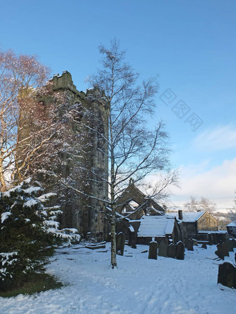 风景优美的视图中世纪的毁了<strong>教堂村</strong>heptonstall西约克郡覆盖雪周围严重树房子