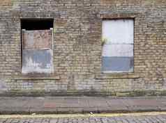 前面视图被遗弃的废弃的房子空街登上窗户破旧的砖墙