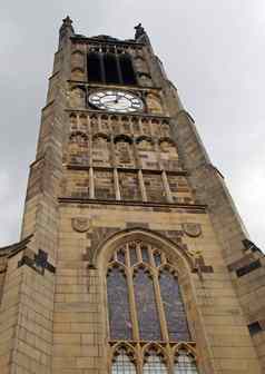 视图时钟塔建筑历史圣彼得斯教区教堂中心哈德斯菲尔德多云的天空