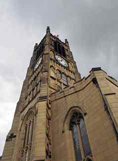 视图时钟塔建筑历史圣彼得斯教区教堂中心哈德斯菲尔德多云的天空