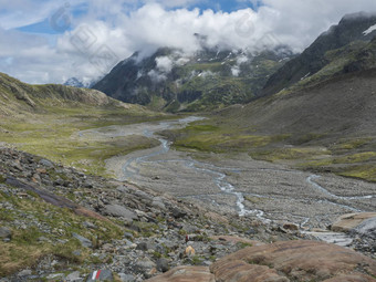 夏天视图高山山谷绕组流冰川湖Sulzenauferner冰川stubai阿尔卑斯山脉奥地利