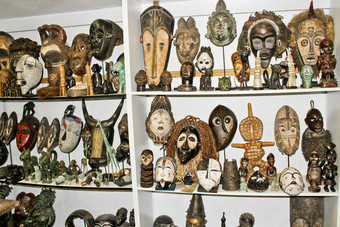 非洲伏都教木面具纪念品商店顶部斗篷角小镇