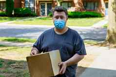 男人。医疗面具盒子包裹手食物交付检疫冠状病毒流感大流行