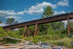 生锈的栈桥桥浮木