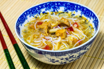 亚洲鸡面条汤