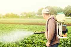农民雾喷雾器喷雾对待土豆种植园害虫真菌感染农业农业综合企业收获处理保护护理化学物质农业