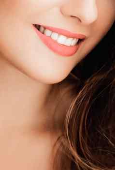 快乐的健康的女微笑完美的自然白色牙齿美脸特写镜头微笑年轻的女人明亮的口红化妆清洁皮肤牙科医疗保健品牌