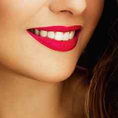 快乐健康的女微笑完美的自然白色牙齿美脸特写镜头微笑年轻的女人明亮的口红化妆清洁皮肤牙科医疗保健品牌