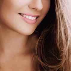 健康的女微笑完美的自然白色牙齿美脸特写镜头微笑年轻的女人明亮的口红化妆清洁皮肤牙科医疗保健品牌